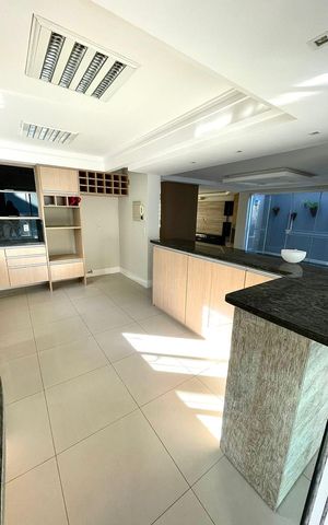 Casa à venda com 268m², 5 quartos e 5 vagas