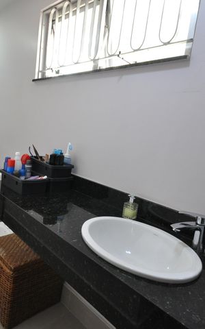 Casa à venda com 353m², 3 quartos e 3 vagasBanheiro da Suíte 1