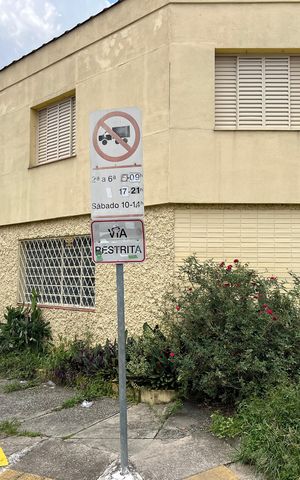 Casa à venda com 158m², 4 quartos e 1 vaga Casa à venda com 158m², 4 quartos e 1 vagaFachada com plaquinha
