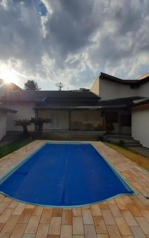 Casa à venda com 219m², 3 quartos e 4 vagas