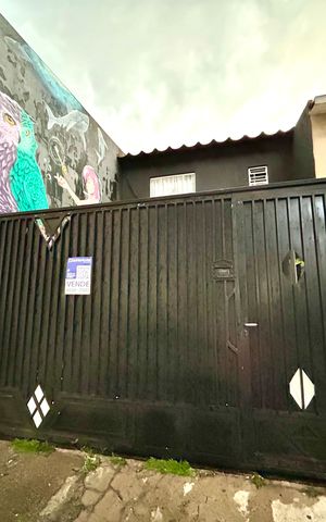 Casa à venda com 132m², 3 quartos e 2 vagas Casa à venda com 132m², 3 quartos e 2 vagasPlaca instalada na fachada do imóvel
