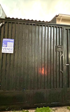 Casa à venda com 132m², 3 quartos e 2 vagas Casa à venda com 132m², 3 quartos e 2 vagasPlaca instalada na fachada do imóvel