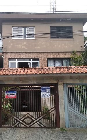 Casa à venda com 180m², 3 quartos e 5 vagas Casa à venda com 180m², 3 quartos e 5 vagasFachada