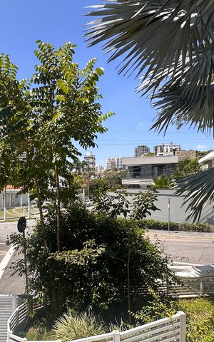 Casa para alugar com 450m², 4 quartos e 4 vagas Casa para alugar com 450m², 4 quartos e 4 vagasVista da Suíte 1