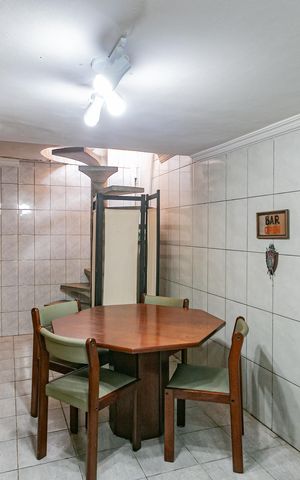 Casa à venda com 220m², 4 quartos e 4 vagas Casa à venda com 220m², 4 quartos e 4 vagasAdega