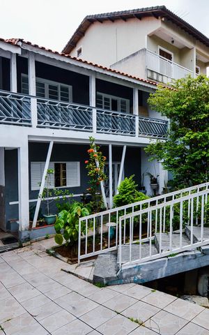 Casa à venda com 215m², 4 quartos e 6 vagas Casa à venda com 215m², 4 quartos e 6 vagasGaragem