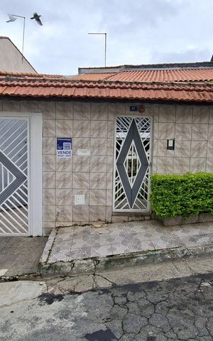 Casa à venda com 215m², 4 quartos e 6 vagas Casa à venda com 215m², 4 quartos e 6 vagasFachada