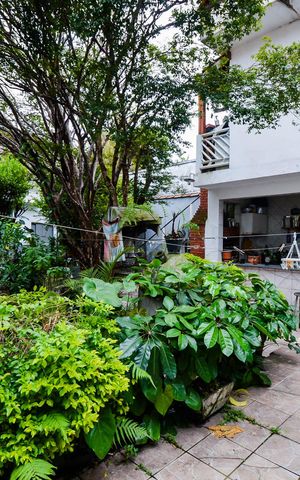 Casa à venda com 215m², 4 quartos e 6 vagas Casa à venda com 215m², 4 quartos e 6 vagasQuintal