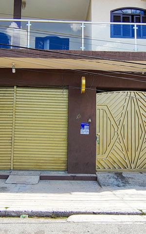 Casa à venda com 150m², 3 quartos e 2 vagas Casa à venda com 150m², 3 quartos e 2 vagasFachada