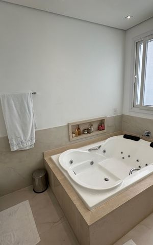 Casa de condomínio para alugar com 472m², 4 quartos e 4 vagasBanheiro da Suíte 1