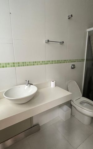 Casa de condomínio para alugar com 472m², 4 quartos e 4 vagasBanheiro de serviço