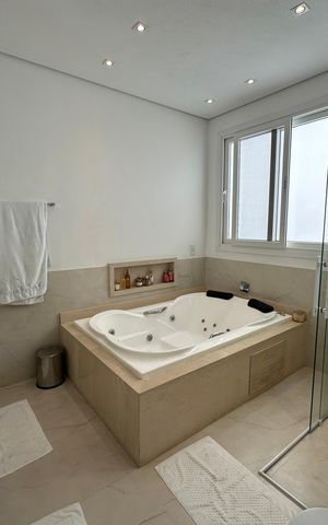 Casa de condomínio para alugar com 472m², 4 quartos e 4 vagasBanheiro da Suíte 1