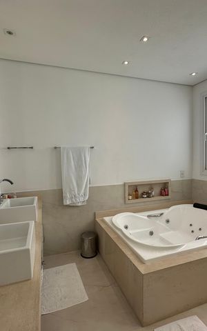Casa de condomínio para alugar com 472m², 4 quartos e 4 vagasBanheiro da Suíte 1