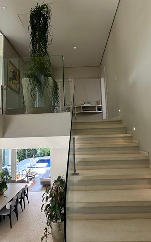 Casa de condomínio para alugar com 472m², 4 quartos e 4 vagasEscada