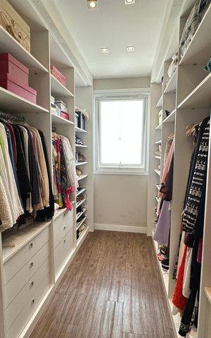 Casa de condomínio para alugar com 472m², 4 quartos e 4 vagasCloset da suíte 1