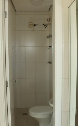 Casa de condomínio para alugar com 295m², 4 quartos e 4 vagasBanheiro de serviço