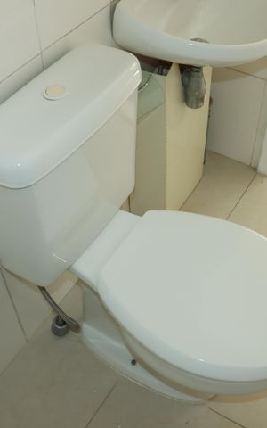 Casa de condomínio para alugar com 295m², 4 quartos e 4 vagasBanheiro de serviço