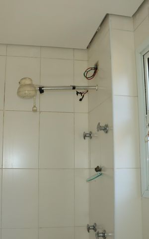 Casa de condomínio para alugar com 295m², 4 quartos e 4 vagasBanheiro de serviço