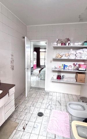 Casa à venda com 248m², 3 quartos e 2 vagasBanheiro