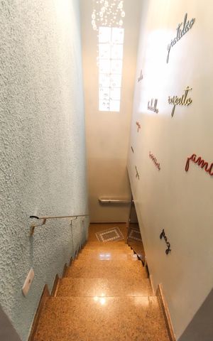 Casa à venda com 400m², 6 quartos e 1 vagaEscada