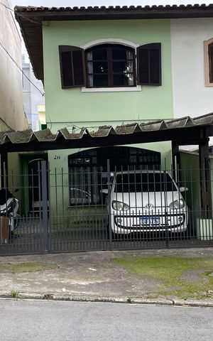 Casa à venda com 147m², 5 quartos e 2 vagas Casa à venda com 147m², 5 quartos e 2 vagasFachada