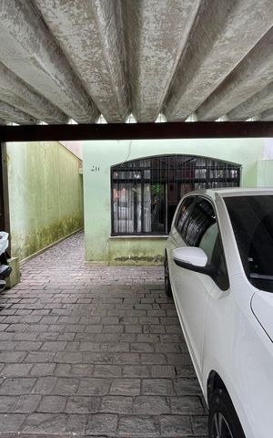 Casa à venda com 147m², 5 quartos e 2 vagas Casa à venda com 147m², 5 quartos e 2 vagasGaragem
