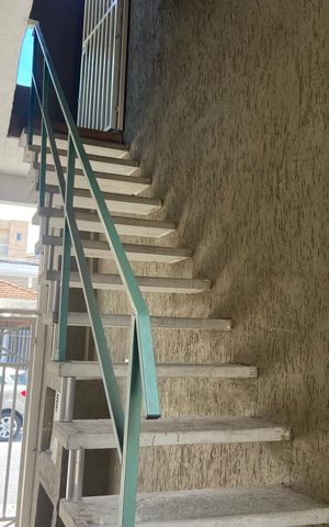 Casa à venda com 260m², 4 quartos e 2 vagas Casa à venda com 260m², 4 quartos e 2 vagasEscada
