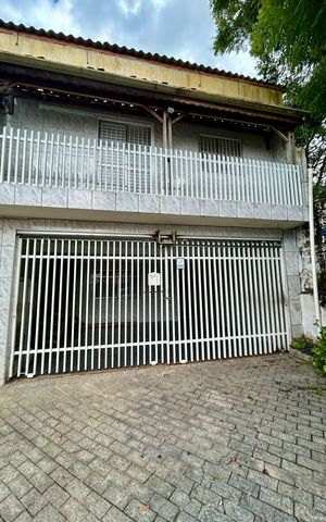 Casa à venda com 209m², 4 quartos e 2 vagas Casa à venda com 209m², 4 quartos e 2 vagasFachada