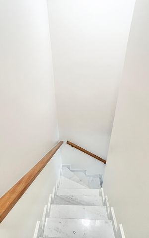 Casa à venda com 160m², 2 quartos e 2 vagas Casa à venda com 160m², 2 quartos e 2 vagasEscada