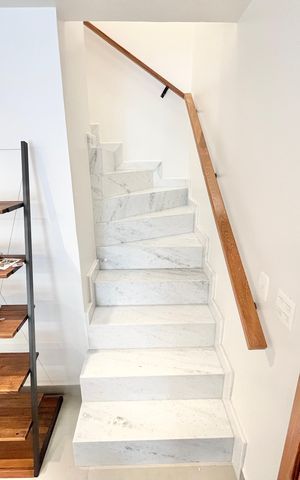 Casa à venda com 160m², 2 quartos e 2 vagas Casa à venda com 160m², 2 quartos e 2 vagasEscada