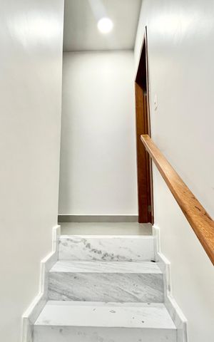 Casa à venda com 160m², 2 quartos e 2 vagas Casa à venda com 160m², 2 quartos e 2 vagasEscada