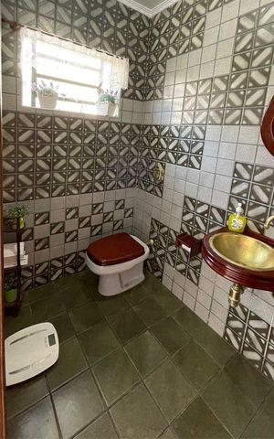 Casa à venda com 219m², 5 quartos e 4 vagas Casa à venda com 219m², 5 quartos e 4 vagasBanheiro