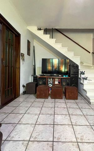 Casa à venda com 219m², 5 quartos e 4 vagas Casa à venda com 219m², 5 quartos e 4 vagasSala