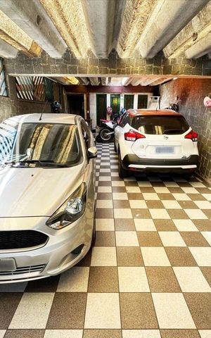 Casa à venda com 219m², 5 quartos e 4 vagas Casa à venda com 219m², 5 quartos e 4 vagasÁrea externa