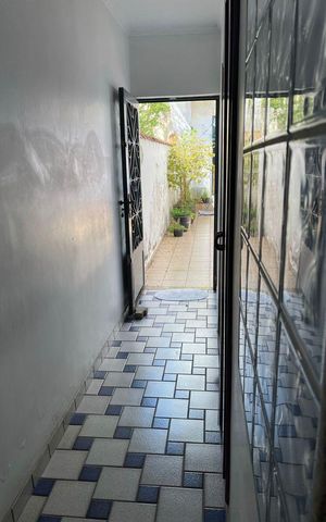Casa à venda com 219m², 5 quartos e 4 vagas Casa à venda com 219m², 5 quartos e 4 vagasÁrea externa