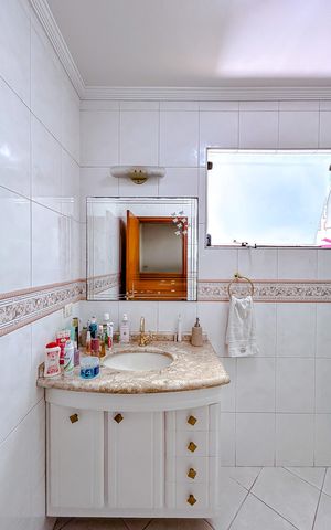 Casa à venda com 147m², 3 quartos e 4 vagasBanheiro
