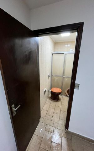 Casa à venda com 200m², 4 quartos e 2 vagas Casa à venda com 200m², 4 quartos e 2 vagasBanheiro