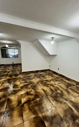 Casa à venda com 200m², 4 quartos e 2 vagas Casa à venda com 200m², 4 quartos e 2 vagasSala