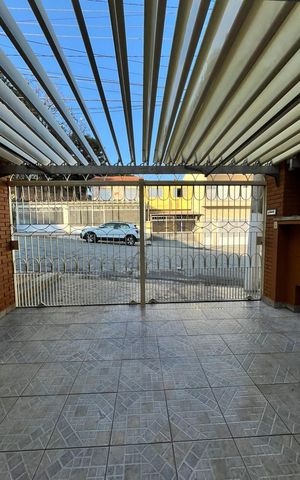 Casa à venda com 200m², 4 quartos e 2 vagas Casa à venda com 200m², 4 quartos e 2 vagasÁrea externa