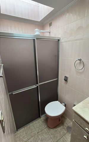 Casa à venda com 200m², 4 quartos e 2 vagas Casa à venda com 200m², 4 quartos e 2 vagasBanheiro