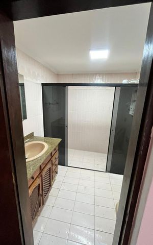 Casa à venda com 200m², 4 quartos e 2 vagas Casa à venda com 200m², 4 quartos e 2 vagasBanheiro