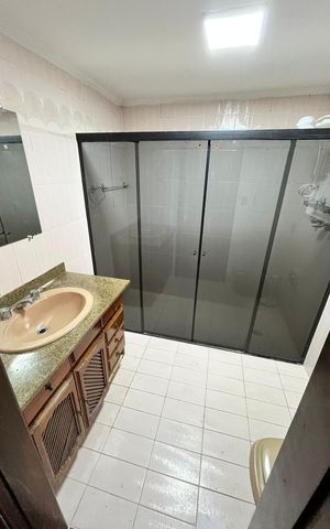 Casa à venda com 200m², 4 quartos e 2 vagas Casa à venda com 200m², 4 quartos e 2 vagasBanheiro