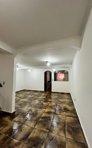 Casa à venda com 200m², 4 quartos e 2 vagas Casa à venda com 200m², 4 quartos e 2 vagasSala