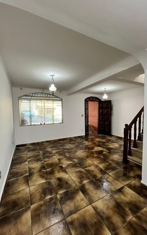 Casa à venda com 200m², 4 quartos e 2 vagas Casa à venda com 200m², 4 quartos e 2 vagasSala