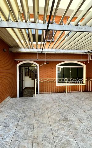 Casa à venda com 200m², 4 quartos e 2 vagas Casa à venda com 200m², 4 quartos e 2 vagasÁrea externa