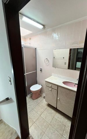 Casa à venda com 200m², 4 quartos e 2 vagas Casa à venda com 200m², 4 quartos e 2 vagasBanheiro