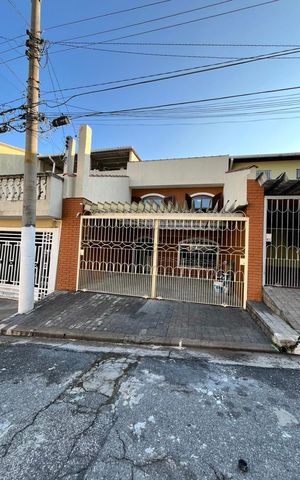 Casa à venda com 200m², 4 quartos e 2 vagas Casa à venda com 200m², 4 quartos e 2 vagasÁrea externa