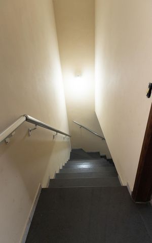 Casa à venda com 160m², 2 quartos e 1 vaga Casa à venda com 160m², 2 quartos e 1 vagaEscada