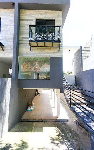 Casa de condomínio à venda com 175m², 3 quartos e 4 vagas Casa de condomínio à venda com 175m², 3 quartos e 4 vagasFachada