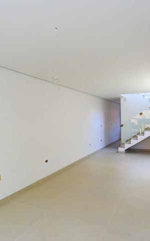 Casa de condomínio à venda com 175m², 3 quartos e 4 vagas Casa de condomínio à venda com 175m², 3 quartos e 4 vagasSala